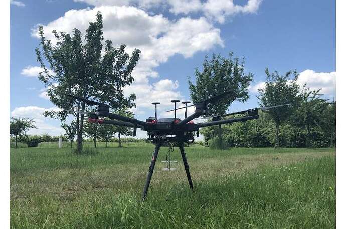 MEMS麦克风阵列(称为乌鸦巢阵列)安装在无人机上。它允许从空中检测到呼救声和敲击声等噪音,并确定其方向