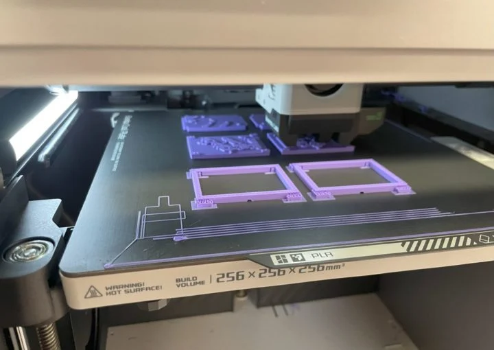 使用AI设计的蓝图,3D打印机为机器人打印模具